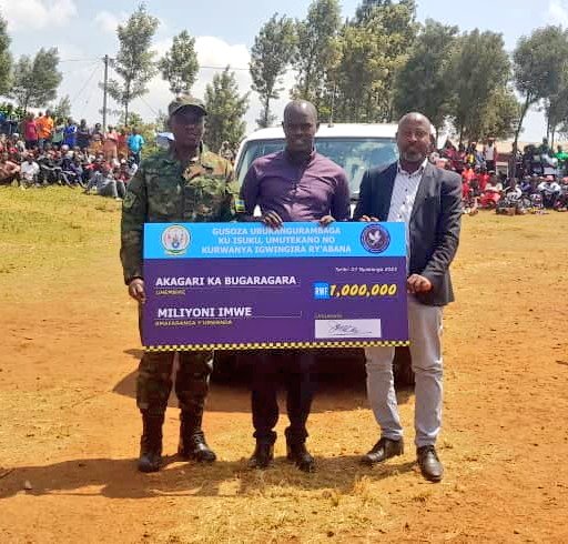 rulindodistrict's tweet photo. Akagari ka #Bugaragara mu Murenge wa #Shyorongi @rulindodistrict kashyikirijwe igihembo cya 1,000,000Frw; Nk'Akagari kabaye indashyikirwa mu Karere, mu ishyirwa mu bikorwa ry'ubukangurambaga bwa @Rwandapolice bwo kwimakaza isuku, umutekano no kurwanya imirire mibi n'igwingira. https://t.co/7vkdW4XPNQ