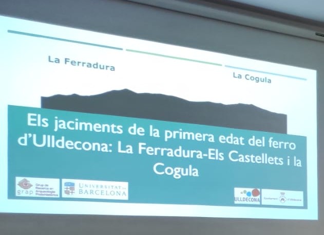DavidGarRubert's tweet photo. La sala plena avui, a #Ulldecona, per tal que els parlin del seu patrimoni arqueològic. Quin goig més gran, tanta gent tan interessada!!! 😍😍 Hem xalat MOLT! Moltíssimes gràcies, Ulldecona! 👏😘
#Ferradura #Castellets #Cogula #Sénia #PrimeraEdatdelFerro #Protohistòria https://t.co/3CE07ecbe7