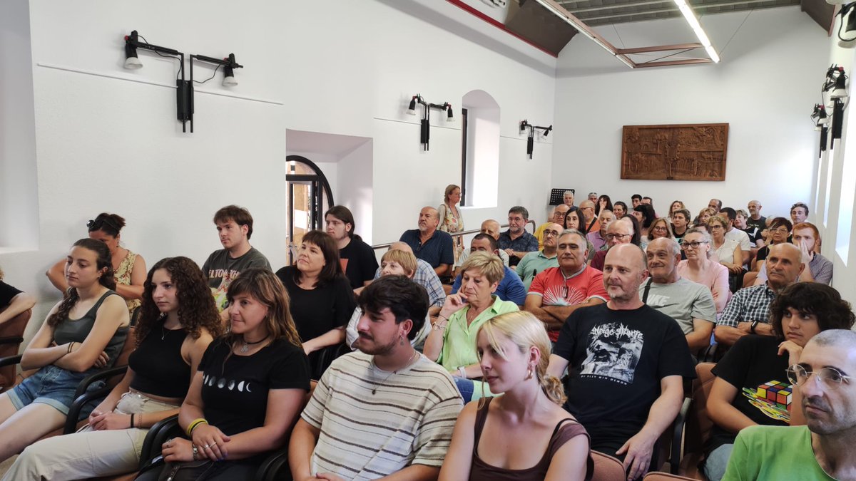 DavidGarRubert's tweet photo. La sala plena avui, a #Ulldecona, per tal que els parlin del seu patrimoni arqueològic. Quin goig més gran, tanta gent tan interessada!!! 😍😍 Hem xalat MOLT! Moltíssimes gràcies, Ulldecona! 👏😘
#Ferradura #Castellets #Cogula #Sénia #PrimeraEdatdelFerro #Protohistòria https://t.co/3CE07ecbe7