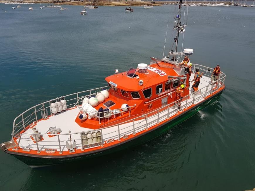 premar_ceclant's tweet photo. Les secours, composés de l'🚁Dragon 29, de la vedette #SNSM Notre-Dame de Rocamadour et de 2 moyens nautiques du #CODIS29🚒 n'ont pu que constater le décès par noyade du nageur, âgé d'une soixantaine d'années. https://t.co/Oq1tOgKxUn