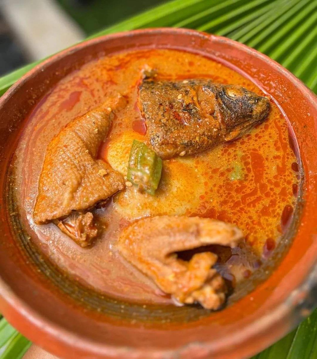 ghanaianfoodnet's tweet photo. Just incase y'all not sure what day is today 😁😎

Happy #FufuFriday folks 

Credit to @benicecateringservices 

#Fufuo #Abɛnkwan #SmokedFish #Asanka #EcofriendlyUtensils #EcofriendlyHabits #GhanaianCooking #GhanaianFoodNetwork #TwitterFood https://t.co/f8xjLBoRM0