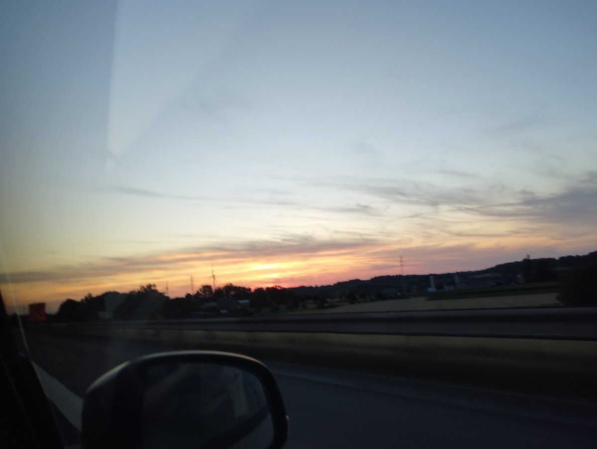 Blueeyesaddict's tweet photo. Stunning #sunset last night on our way to the airport to pick up our daughter. #nature #beautifulcolours https://t.co/VImUeaBjuU