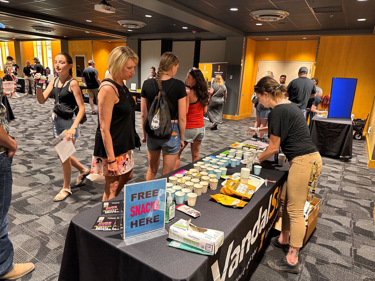 VandalStore tweet media