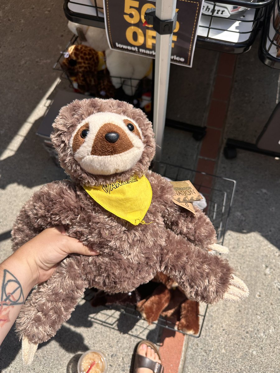 VandalStore tweet media