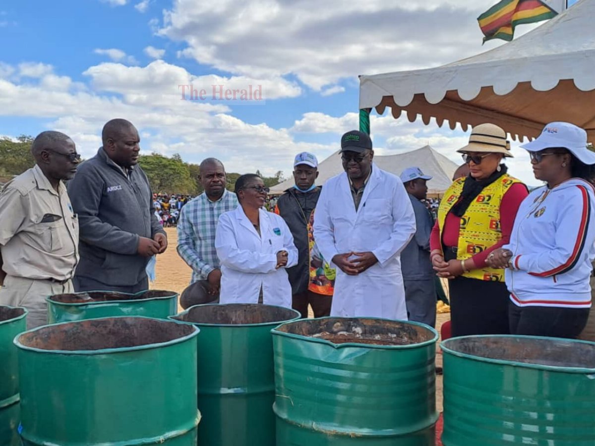 HeraldZimbabwe's tweet photo. Thousands of people thronged Chakonda business centre in Shamva today, not only for the national clean-up campaign but as a sign of solidarity with President Mnangagwa and Zanu PF.
Update by: @flupande https://t.co/2d91GOxoz9