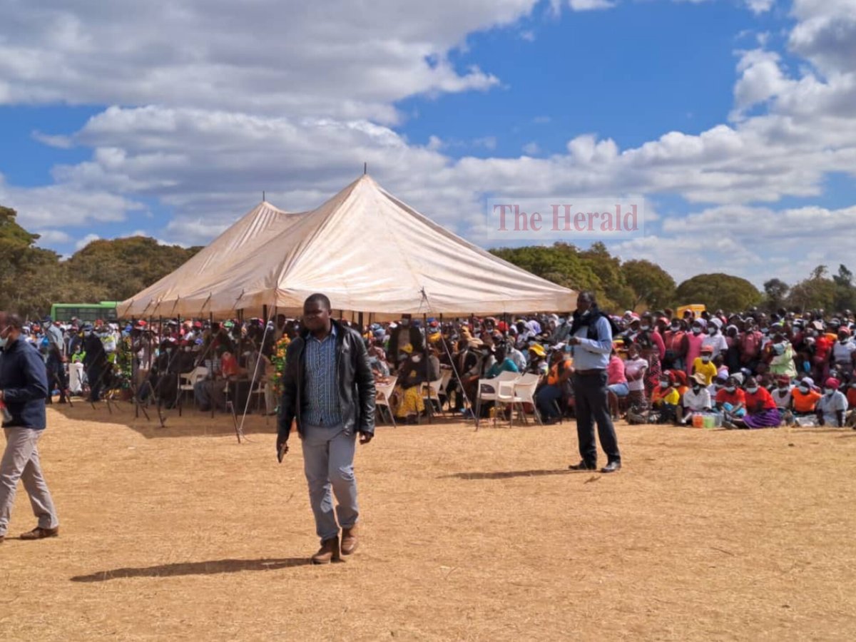HeraldZimbabwe's tweet photo. Thousands of people thronged Chakonda business centre in Shamva today, not only for the national clean-up campaign but as a sign of solidarity with President Mnangagwa and Zanu PF.
Update by: @flupande https://t.co/2d91GOxoz9