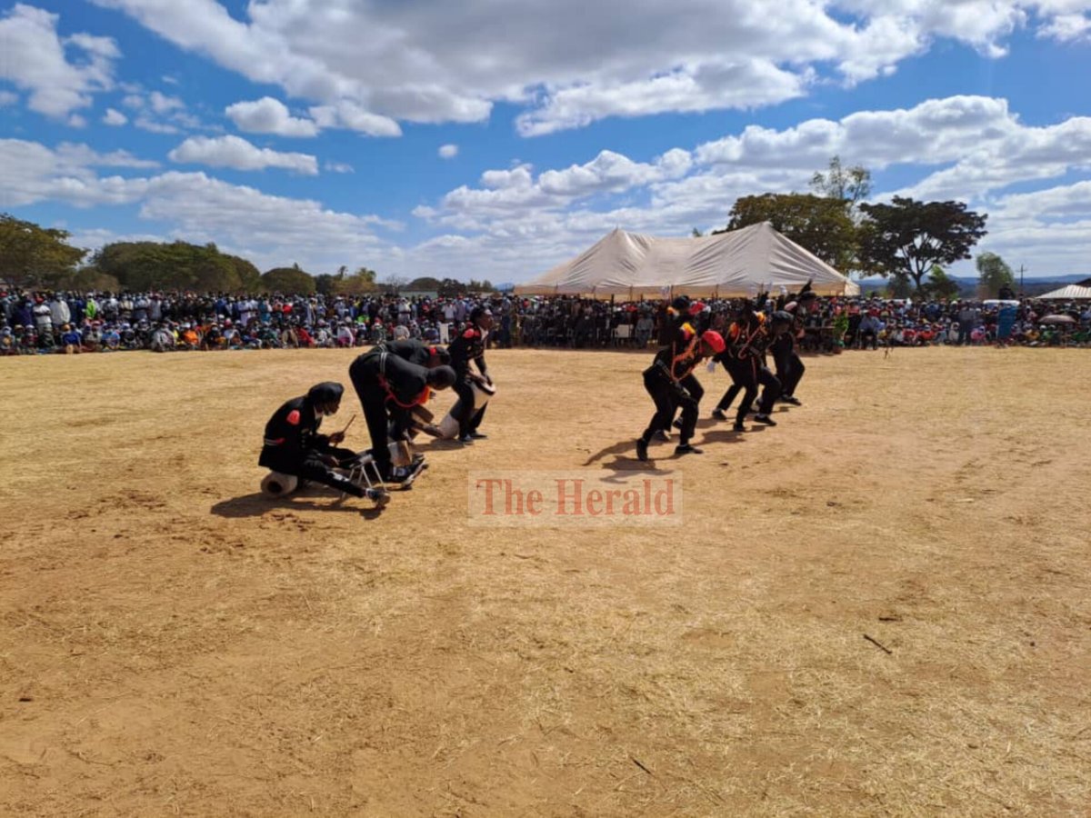 HeraldZimbabwe's tweet photo. Thousands of people thronged Chakonda business centre in Shamva today, not only for the national clean-up campaign but as a sign of solidarity with President Mnangagwa and Zanu PF.
Update by: @flupande https://t.co/2d91GOxoz9