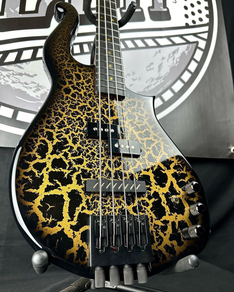 RichliteFretbrd's tweet photo. Stunning one-of-a-kind custom order for Nicholas Waer (that is not available for sale or reproduction) by #moonguitars that features a Richlite Black Diamond fretboard with custom gold flake inlays.
#makeitwithpaper
#richlitefretboard
#moonguitars
#nicholaswaer
#handmadeguitar https://t.co/yw2ZPkM9aW