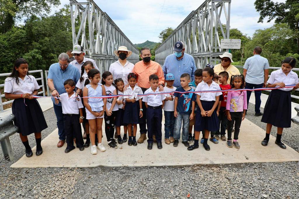 MOPPma's tweet image. 📍Los Santos | ✅ Prometido- Cumplido

En la gira de trabajo comunitario #140 el Pdte. @nitocortizo junto a la VM @LIBRADADEFRIAS realizaron el acto de inauguración de los puentes sobre el río Güera y Güerita en el distrito de Macaracas siendo los primeros puentes en inaugurar.