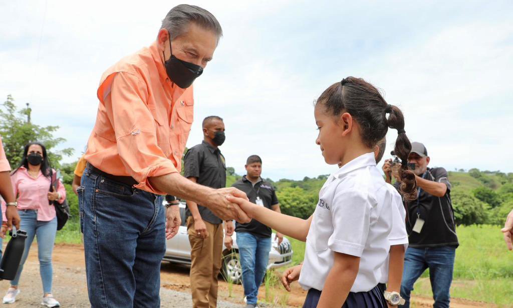 MOPPma's tweet image. 📍Los Santos | ✅ Prometido- Cumplido

En la gira de trabajo comunitario #140 el Pdte. @nitocortizo junto a la VM @LIBRADADEFRIAS realizaron el acto de inauguración de los puentes sobre el río Güera y Güerita en el distrito de Macaracas siendo los primeros puentes en inaugurar.