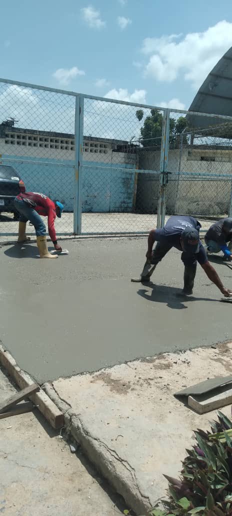 Ya hemos iniciado el vaciado de concreto en las veredas en las que estamos trabajando con la sustitución de tubería de agua servidas en la parroquia Catedral de nuestro Municipio #Iribarren. Seguimos avanzando!!
