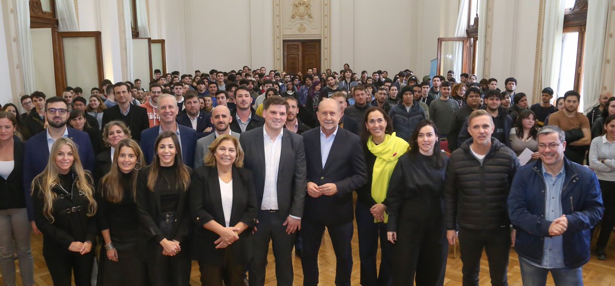 ErikaGonnet's tweet photo. En #Rosario, junto a @omarperotti entregamos tarjetas de #ArgentinaPrograma 4.0 para el Gran Rosario, un plan nacional de formación en programación y software que tiene como objetivo fortalecer la Economía del Conocimiento. https://t.co/JxczHDss8s
