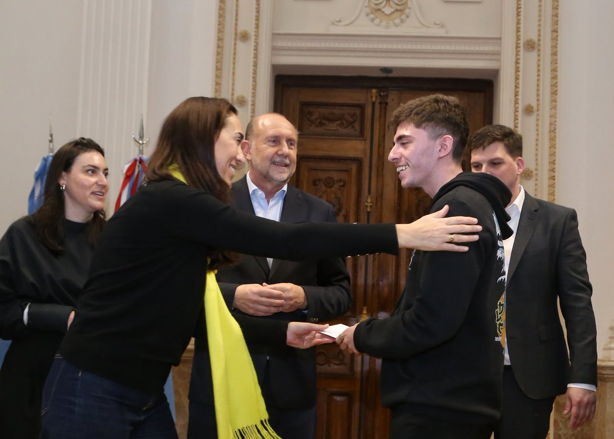 ErikaGonnet's tweet photo. En #Rosario, junto a @omarperotti entregamos tarjetas de #ArgentinaPrograma 4.0 para el Gran Rosario, un plan nacional de formación en programación y software que tiene como objetivo fortalecer la Economía del Conocimiento. https://t.co/JxczHDss8s