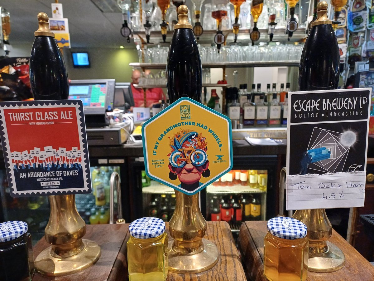 Nice tidy line up at @BoltonUSC for the start of @beerciderweek. Lovely collab beers from @ThirstClassAle & @slimwhiteduck and @BrewsmithBeer  & @sureshotbrew along with the equally lovely @Escape_brewery*. 🙌 😍 #bbcw23
*For which the real pump clip looks like it's escaped. 😁