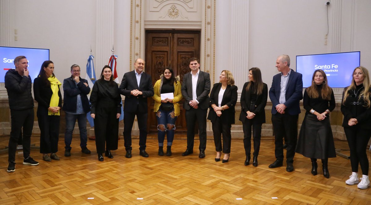 ErikaGonnet's tweet photo. En #Rosario, junto a @omarperotti entregamos tarjetas de #ArgentinaPrograma 4.0 para el Gran Rosario, un plan nacional de formación en programación y software que tiene como objetivo fortalecer la Economía del Conocimiento. https://t.co/JxczHDss8s