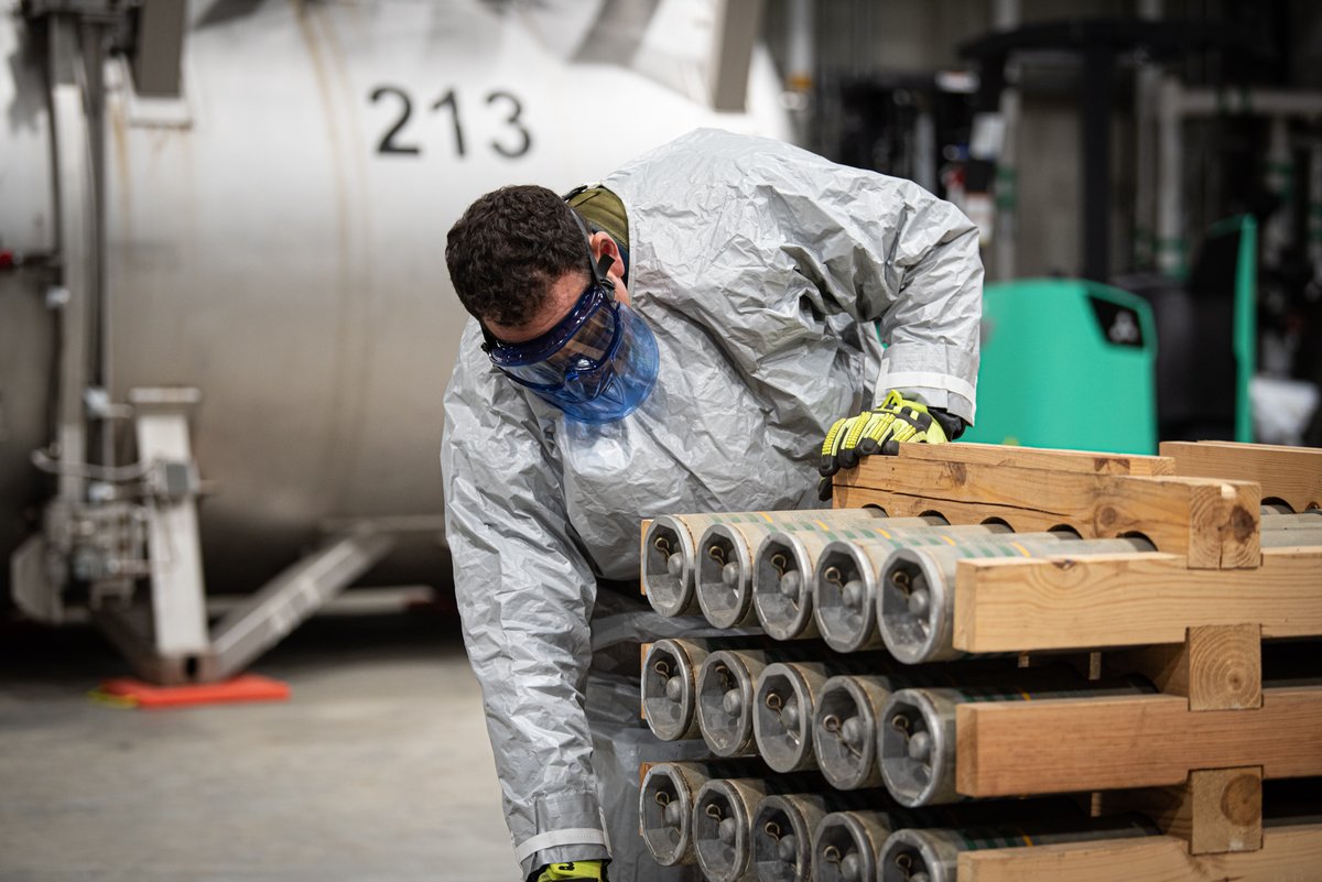 JBEOC's tweet photo. Senator Mitch McConnell announces that the last nerve agent-filled weapon at the Blue Grass Army Depot has been destroyed. #CSEPP @ACWS @ARMY https://t.co/5YGMCOpAZn https://t.co/YR4Nwy8x4q