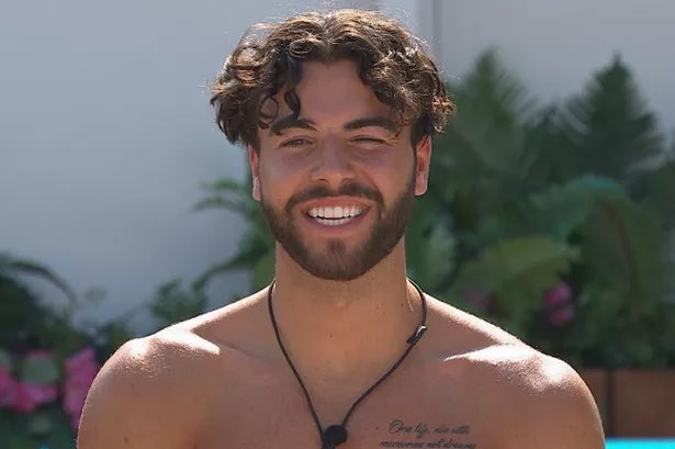 septimusajprime's tweet photo. I think it’s time they get on a flight to Heathrow. #loveIsland https://t.co/d1iCUUe7T5