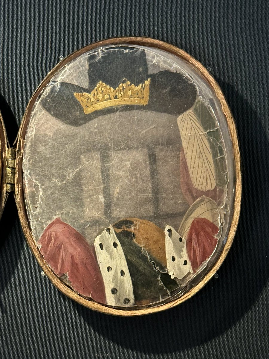 This curious item at @NPGLondon features an image of King Charles and twelve painted sheets of thin mica which depict different stages of Charles route to execution. The sheets on the right are placed over the image of the king #stuarts #kingcharlesi
