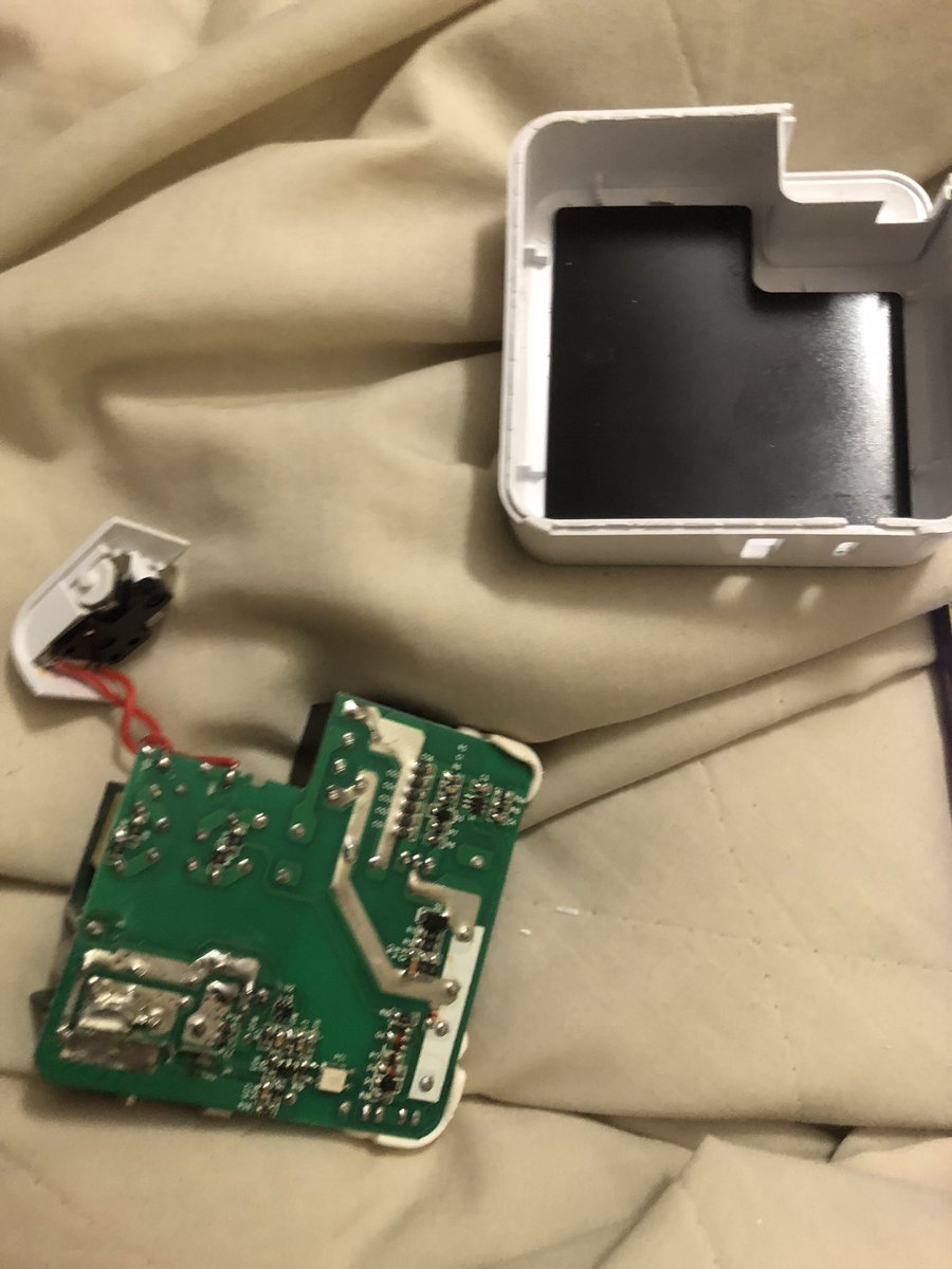 estefdhb's tweet photo. Tengo el 70% del marco teórico del trabajo de estadística diagramado en mi cabeza solo me falta montarlo en la compu. But se me jodio el cargador de la compu 🫠

Así quedo el susodicho https://t.co/yntk6KO6Qm