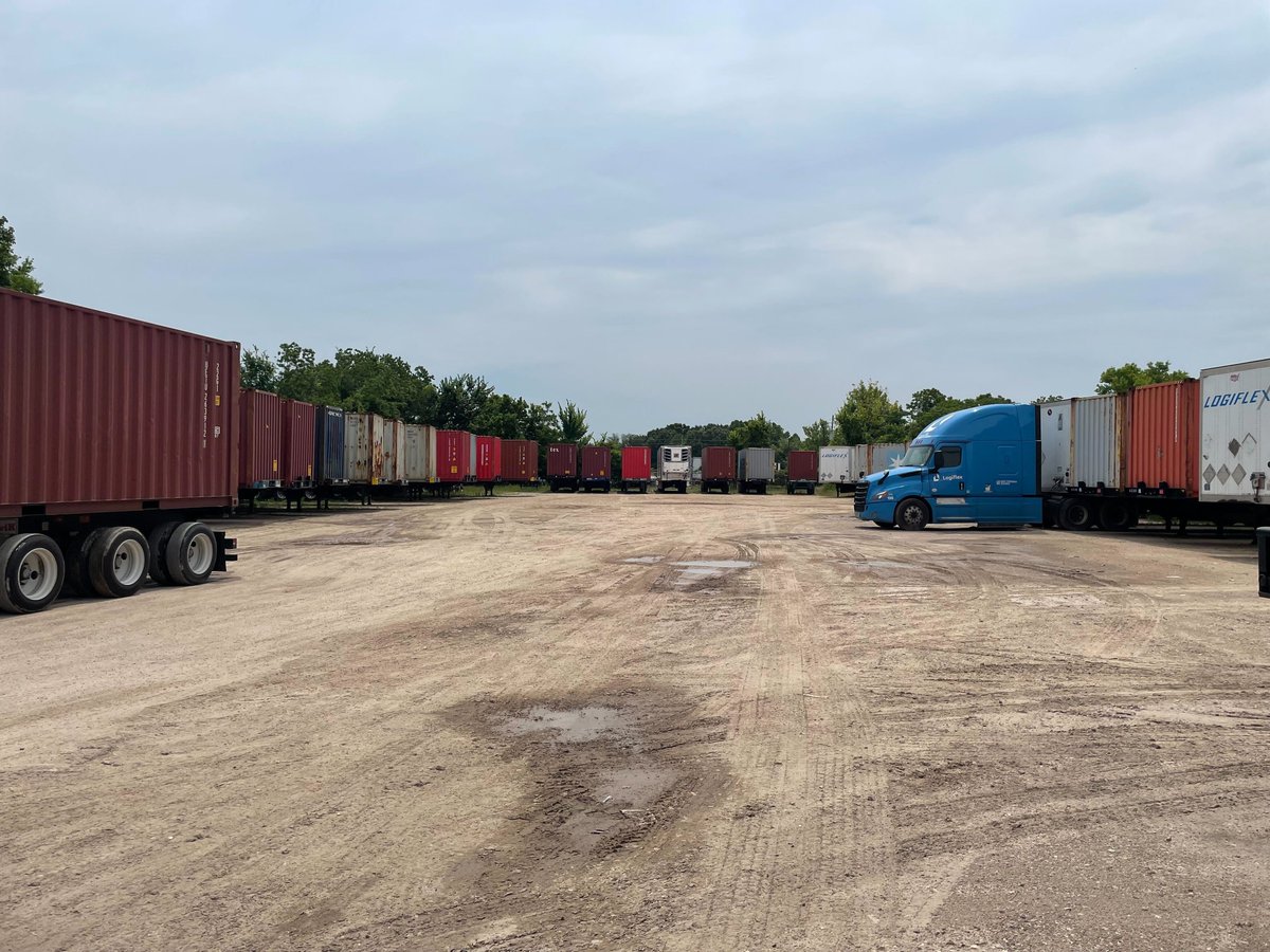 Logiflex_Inc's tweet photo. Secure weekend storage at Logiflex's terminal. 

Your cargo rests safely as chassis with containers await their next journey. 

#Logistics #ContainerStorage #Weekend #Logiflex #drayage #intermodal #houston #imports #exports https://t.co/0KWReEMRUD