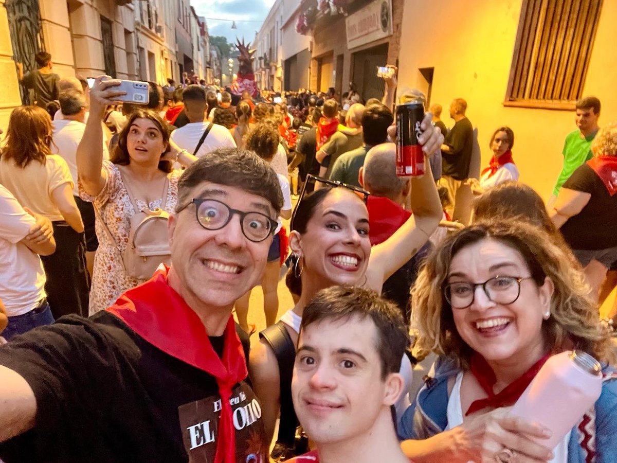 catomaro's tweet photo. I amb els txupinazos i pregó arrenca la 14a Edició de “l’Encierrillo”de Sant Pollín, ara a córrer!!!! @santpollin #encierrillo #txupinazo #pregó #santpollín #elprat #festaenfamilia https://t.co/qZ6kLlpvZ4