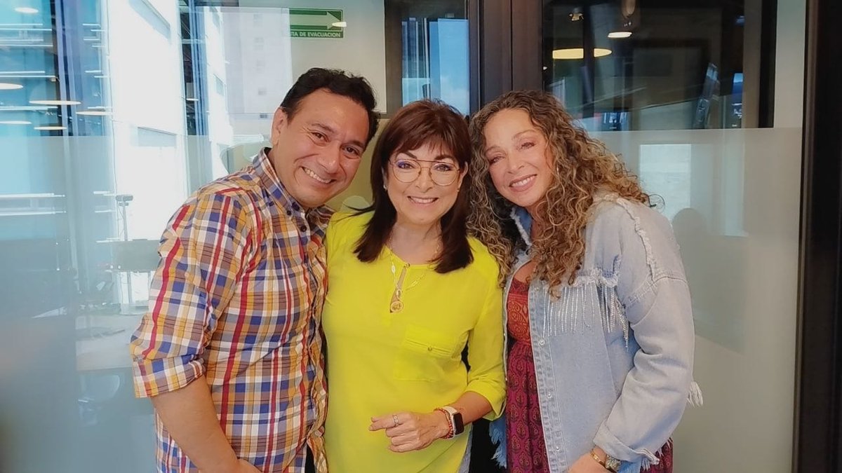 lamujeractual's tweet photo. Hoy estuvo en la cabina de la Mujer Actual,  @SarfatiFanny y @_CarlosRangel, “El Ángel de Varsovia”. https://t.co/Wx4gEUYjHK