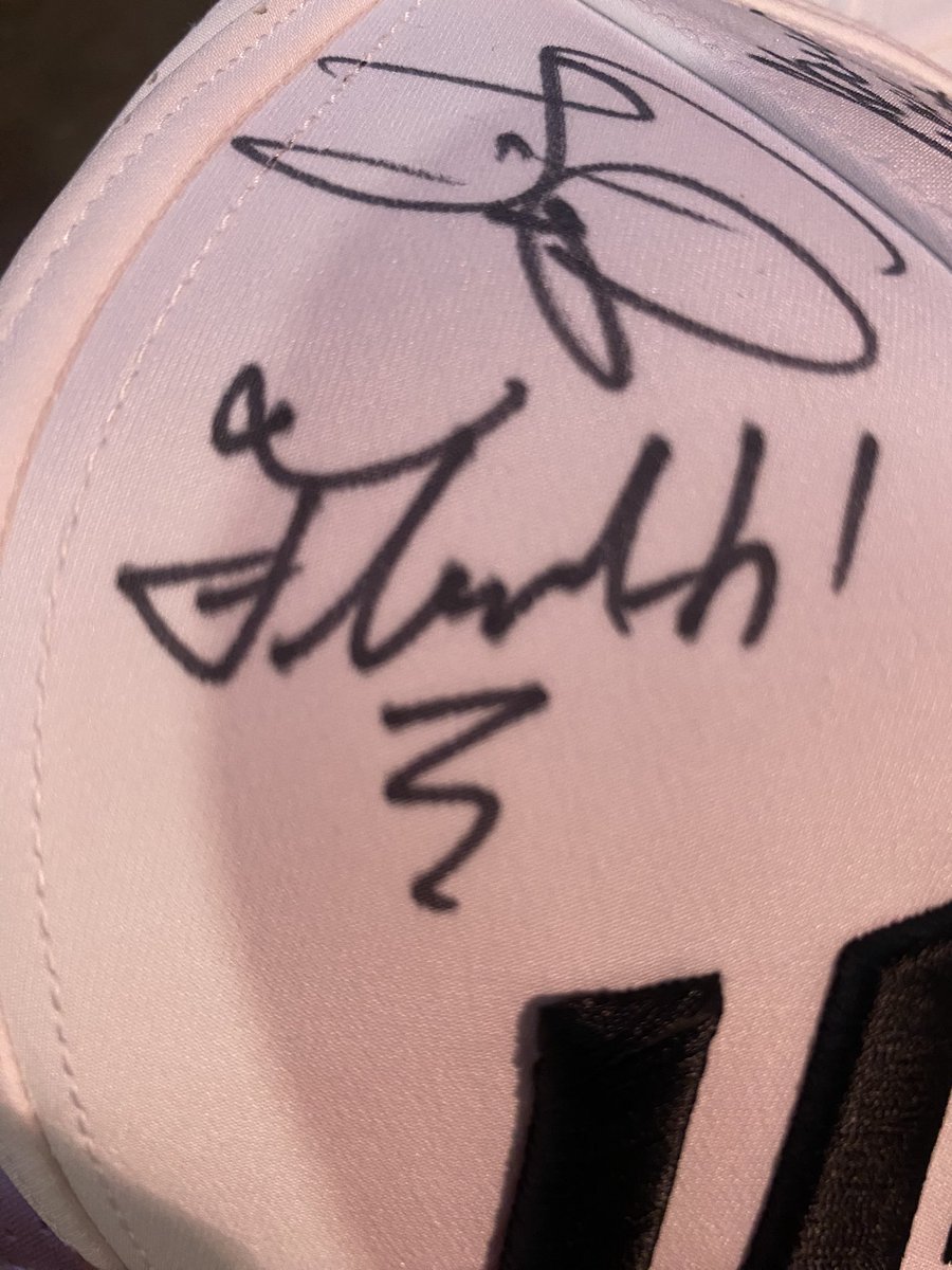 DaddyDanasBurn1's tweet photo. Can anyone tell me whose signature this is?

#UFC #internationalfightweek #MMA #UFCX https://t.co/fjNbcyuu0P