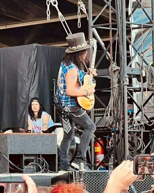 addict_slash's tweet photo. London watching is dad on stage #switzerland #bern 🇨🇭 @BERNEXPO_GROUPE #bernexpo @slash @gunsnroses #Slash #gunsnroses 📷 Juliana floripa ©️ https://t.co/eVjABoqQqK