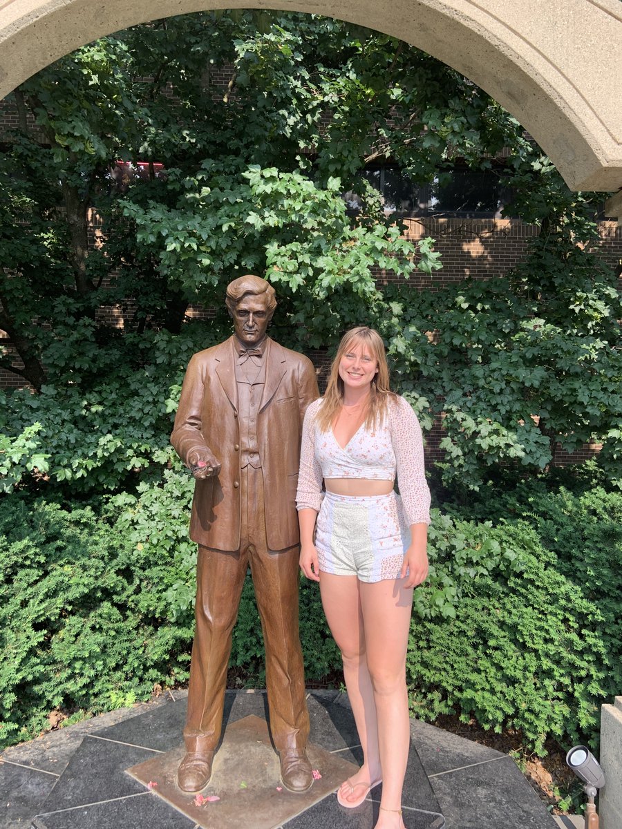 Introducing plant genomics <a href="/michiganstateu/">MSU</a> #REU intern Margaret Mattson from <a href="/scrippscollege/">Scripps College</a> - Margaret is performing her summer research on anhydrobiosis with <a href="/bob_vanburen/">Robert VanBuren</a> &amp; <a href="/RoseAMarks1/">Rose A Marks</a> <a href="/WALIIAnhydro/">WALII</a> <a href="/MSU_PRI/">MSU Plant Resilience Institute @msupri.bsky.social</a> <a href="/HorticultureMSU/">MSU Horticulture</a> <a href="/CANRatMSU/">MSU CANR</a>