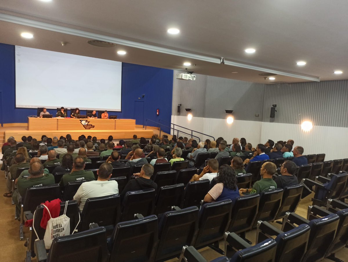 Multitudinaria asamblea de @AxentesAmbientais desplazados de toda Galicia, os traballadores concluriron que e necesario: 1 Regulamento de funcións con equiparación de niveis igual q o SPIF. 2 Pase o grupo B 3 Creación de plazas de nova creación. Así como concurso e oposicións.