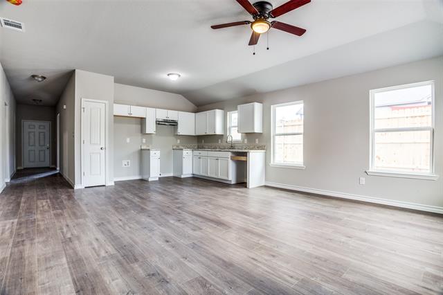 Charming 3 BD/ 2 BA in Fort Worth has a lot to offer. Call/text/DM me for info.  cpix.me/l/173124243