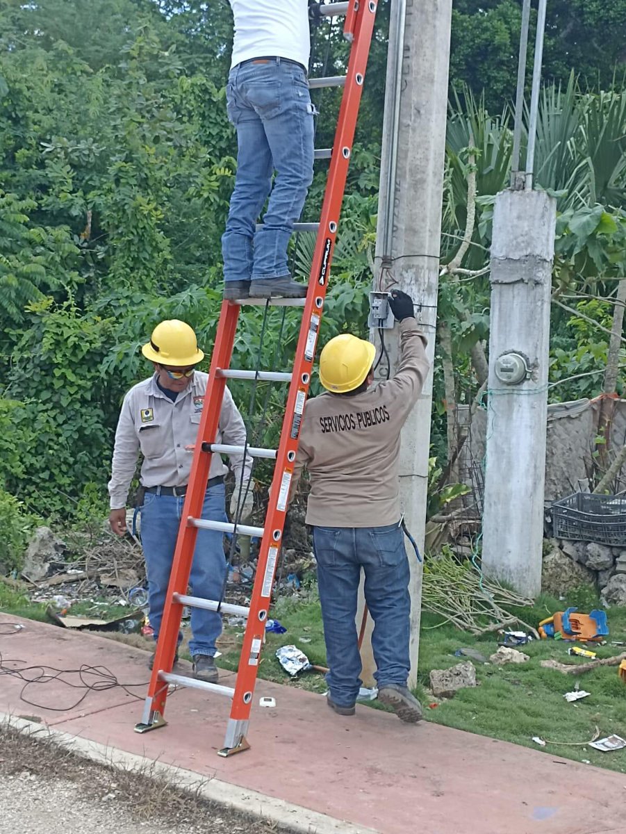 Atiende Emir Bellos las necesidades en la Esperanza
Kantunilkín, 07 de julio. - Personal de la Dirección de Servicios Públicos Municipales del Ayuntamiento Lázaro Cárdenas que encabeza el presidente municipal, Emir Bellos Tun, realizó diversas actividades.