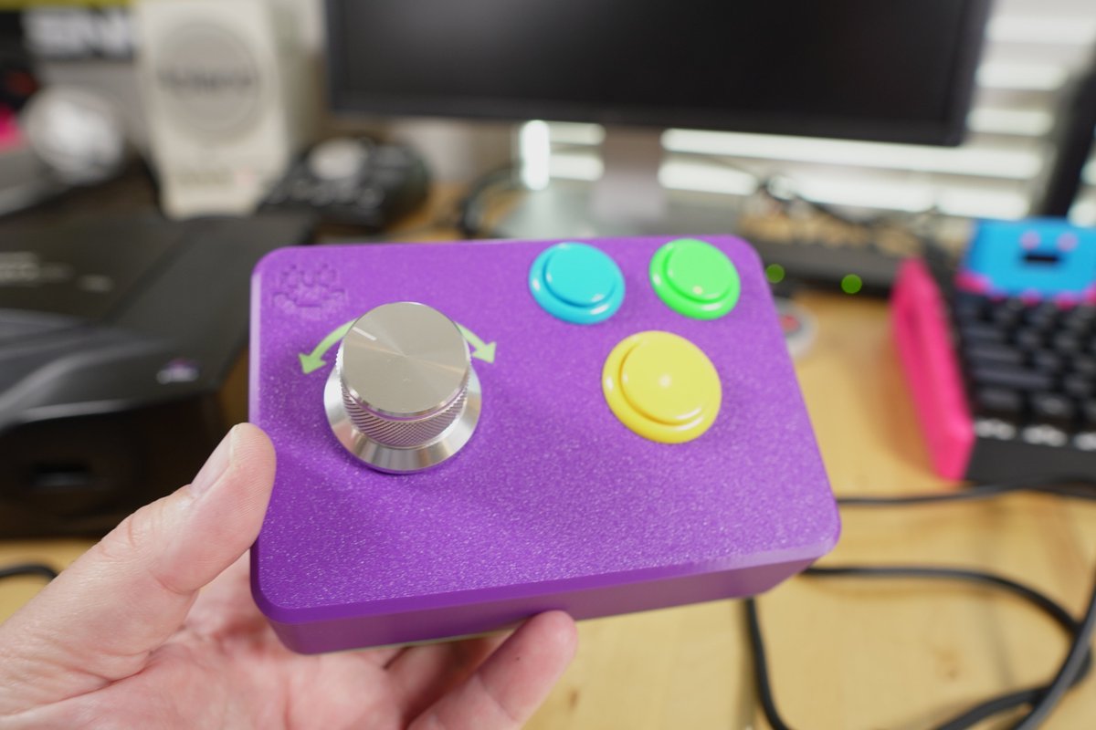 ToddsNerdCave's tweet photo. Introducing the Retro Frog #NeoGeo Hypernoid (and Pop 'n Bounce) spinner!

If you have @NeoHomeBrew's excellent Hypernoid, soon you will be able to treat yourself to how it was intended to play.

Color schemes TBD and might revise the case some, but I'm very happy with it so far https://t.co/PXkQinQ1PT