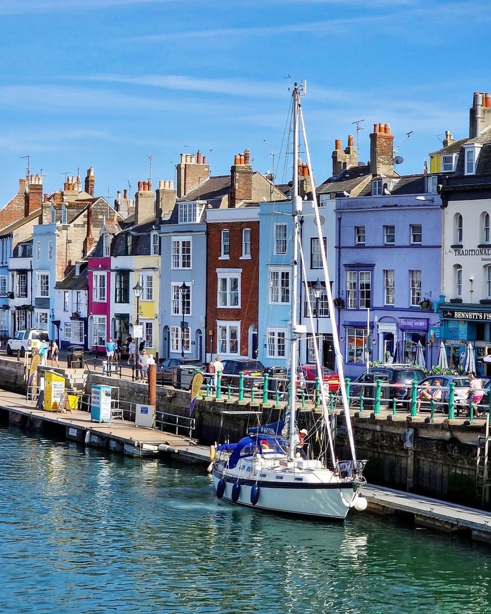 agranddayoutnet's tweet photo. The seaside town of Weymouth, Dorset🛥🎣☀️ 
Weymouth is a superb base to explore the spectacular coastal scenery on a walk or head slightly inland and you'll discover the county's rural charms.
#AGrandDayOut Summer #Familyfun #DaysOut https://t.co/pP9jRBKOnS