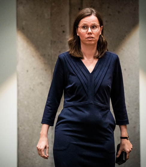 Nu valt het kabinet o.a. omdat CU niet kan leven met minder asielmigranten. Als ik zie waar de CU wel mee kon leven: o.a. miljarden naar Oekraïne, naar klimaat (0,000036 graden), minder boeren, uitstel debat Covid ... dan is CU écht een waardeloze, richtingloze partij.