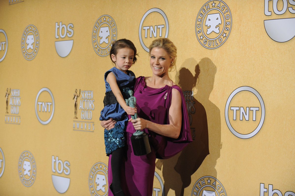 #flashbackfriday to the 18th Annual SAG Awards with Claire and Lily from Modern Family 👨‍👩‍👦