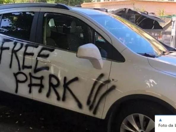 GRAB_Roma's tweet photo. #FreePark è un caso interessante.
Intendiamoci: non il gesto dell’autore (illegale) ma la reazione social.
Abbiamo fatto una rapida sentiment analysis scorrendo i commenti sotto 100 post pubblicati su Twitter e facebook che parlano di #FreePark. I risultati sono sorprendenti: ⬇️ https://t.co/Txcyl1X80d
