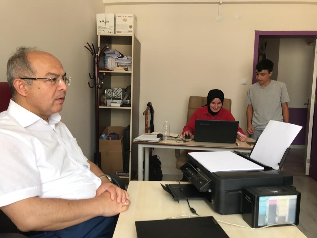 golyakailcemem's tweet photo. İlçe Milli Eğitim Müdürü Ergin Taştepe ve Şube Müdürü Yusuf Demirci Atatürk Ortaokulu Tercih Danışmanlığı Bürosunu ziyaret ettiler. Rehber Öğretmen Ayşe Uzunmehmetoğlu tarafından verilen tercih danışmanlığı hizmetini yerinde incelediler. https://t.co/qHeNe7daxP