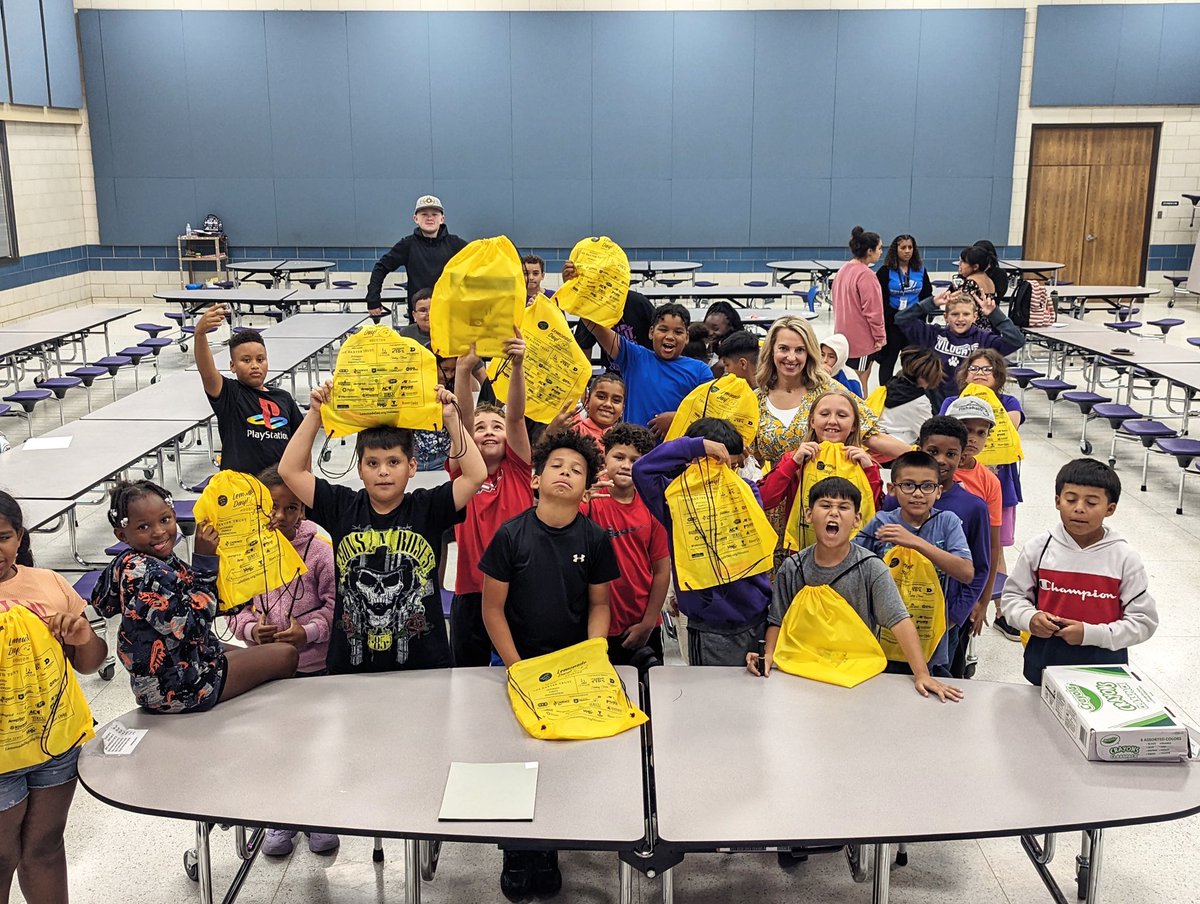 bgcbrazoria's tweet photo. Some of our members learned all about entrepreneurship from our friends at @lemonadedayhouston! Lemonade Day is a free, fun, experiential learning program that teaches youth how to start, own and operate their own business – a lemonade stand! #bgcbrazoria #greatfuturesstarthere https://t.co/7s7beFfMLr