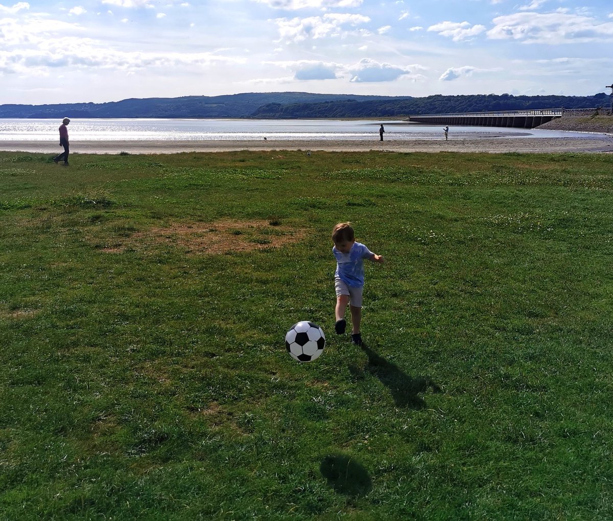 Bit of daddy and son footy practice whilst we waited for our chippy tea earlier on. Must get his tekkers from his mother 🤣🤣