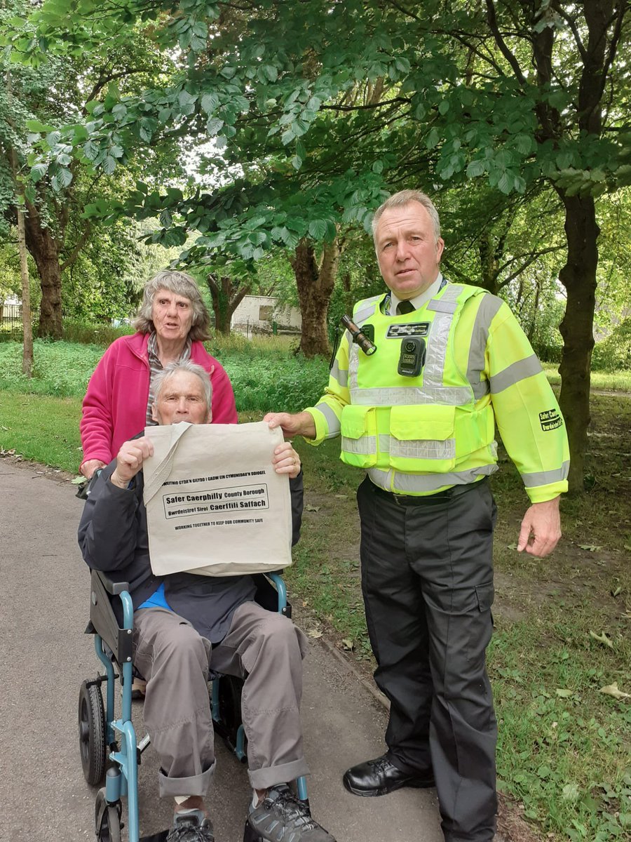 As part of anti-social behaviour awareness week Community Safety Wardens have been chatting with residents at Waunfawr Park & handing out reusable shopping bags. The bags contain information about anti-social behaviour and how to report it. #ASBAwarenessWeek #SaferCaerphilly