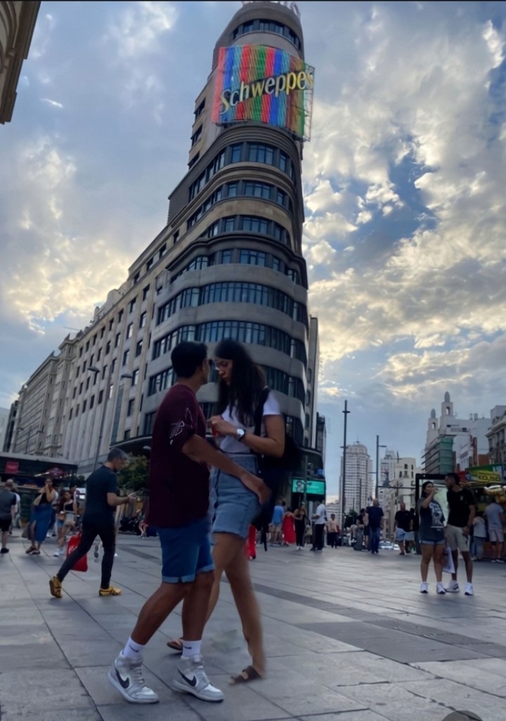 baanegaas's tweet photo. @ivanquilez_ Que feliz se te ve con luna, visitando la capital y todo. Un besazo guapos!! 😘 https://t.co/EFBJzp0JrH