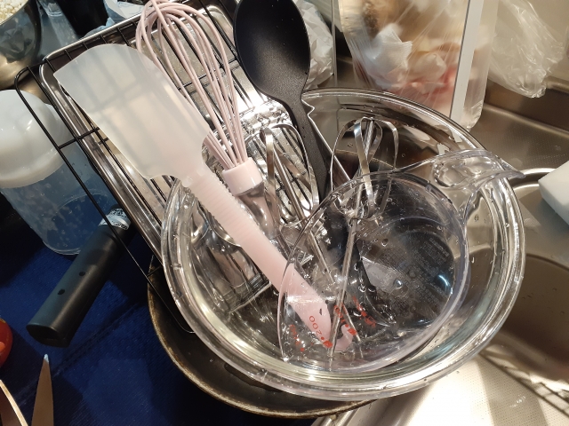 スタバ。深キョン似の後輩に『 蒸し暑いし、お弁当が腐らないか心配です 』と相談されたので、食中毒予防の3原則「 つけない 」「 ふやさない 」「 やっつける 」を守れば、USJに海にキャンプに！ムシムシ、ジメジメに勝って夏を楽しめるよ。と言ったら、弁当作り30年のベテランママの解説きかせて…