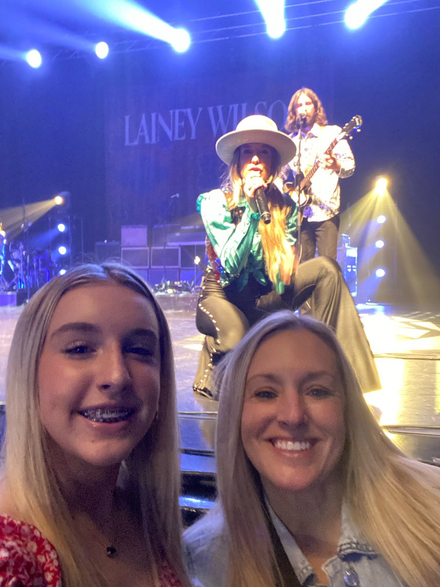 JessWald1's tweet photo. Love me some Watermelon Moonshine!! #LetsGo @laineywilson and @ShaniaTwain doing a duo…that would impress us much ❤️ 🐆 🍉 🎙️
#shania #fastlainers #twainiacs #justbetwainfans #duo #Influencer #vocals #wheredoyouthinkyouregoing https://t.co/kOXzij06Ap