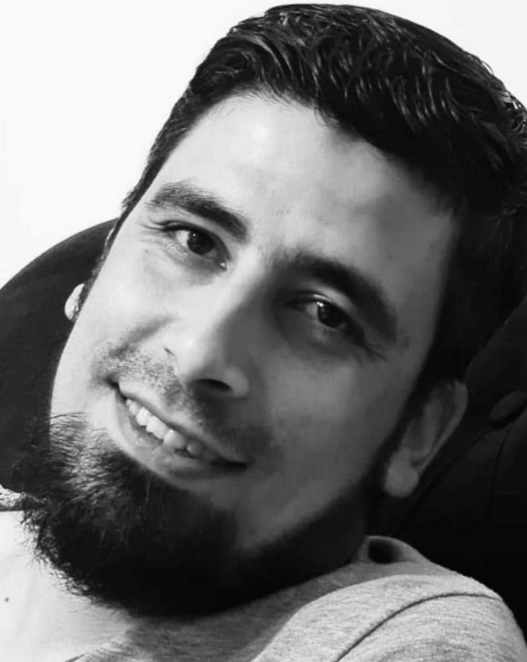 هذا الشاب سوري قتل اليوم على يد عنصري تركي حاقد لن تسمع بهذا الخبر في الجزيرة لانه لم يقتل في جنين و لانه مدني ليس ارهابي حمساوي اخونجي 
#الجزيرة_مباشر 
#سوريا 
#تركيا