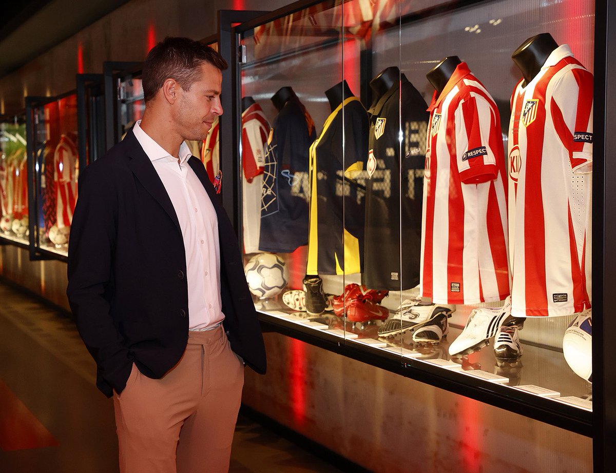 CesarAzpi's tweet photo. Inicio esta nueva etapa con toda la ilusión y ambición del mundo. 💪 De vuelta en @LaLiga #AúpaAtleti 🔴⚪️ https://t.co/xpJSkS4Kal