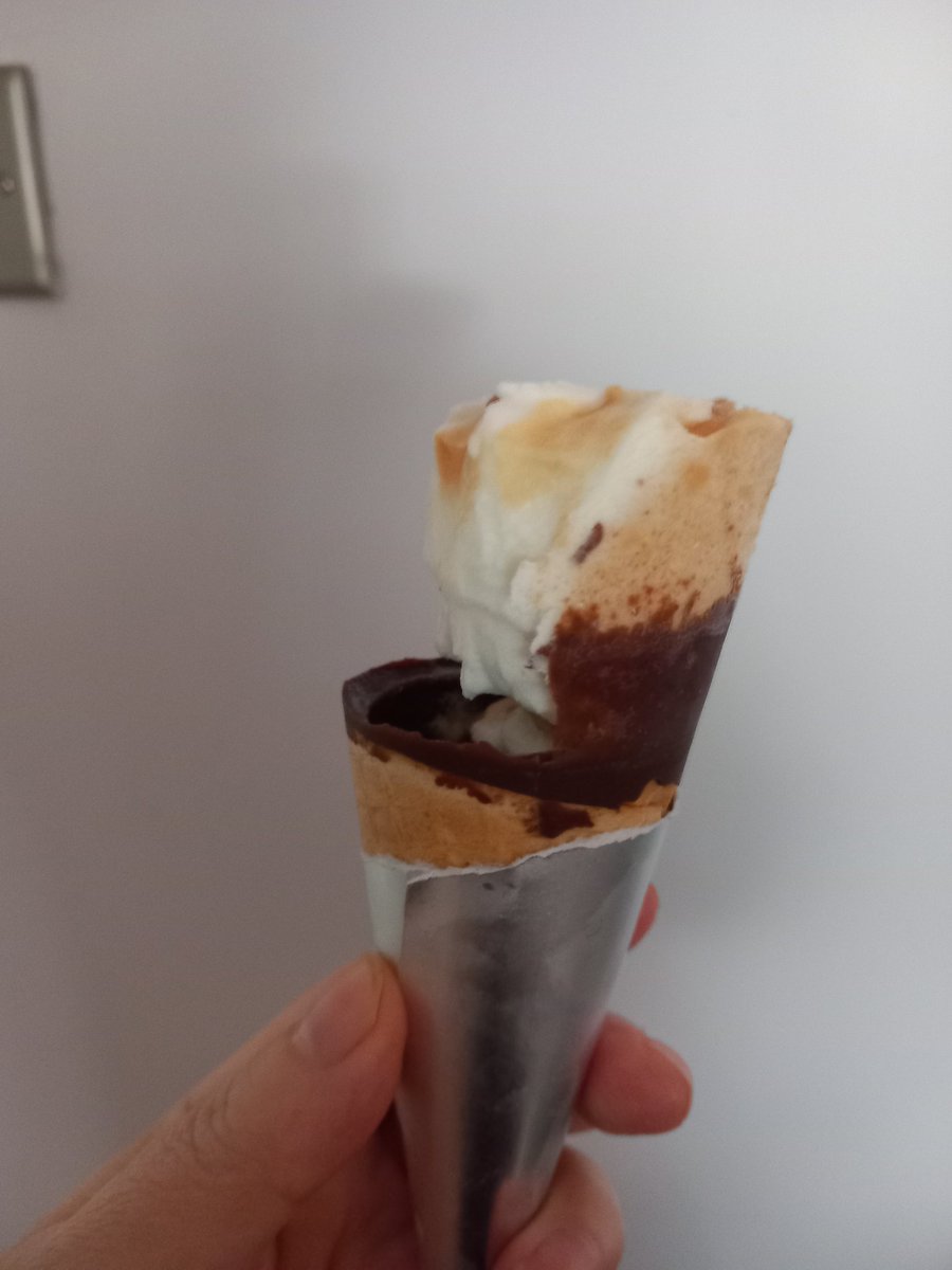 MunaZuberi's tweet photo. @Tesco this was a sad disappointment of an ice cream 😞 Bought fresh from your Hoddesdon Stanstead Road Tesco Express store in Hoddesdon today. #disappointment #halfmeasures https://t.co/3aCbd8RWcO