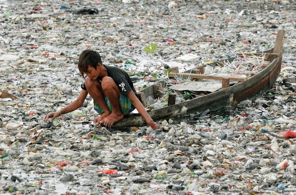 The dirtiest river in the #world is in #Indonesia.  Citarum flows near the country's capital, Jakarta.  Residents have already forgotten that there was once a fish.  Collecting garbage in the river and handing over for processing today is more profitable for them than #fishing.