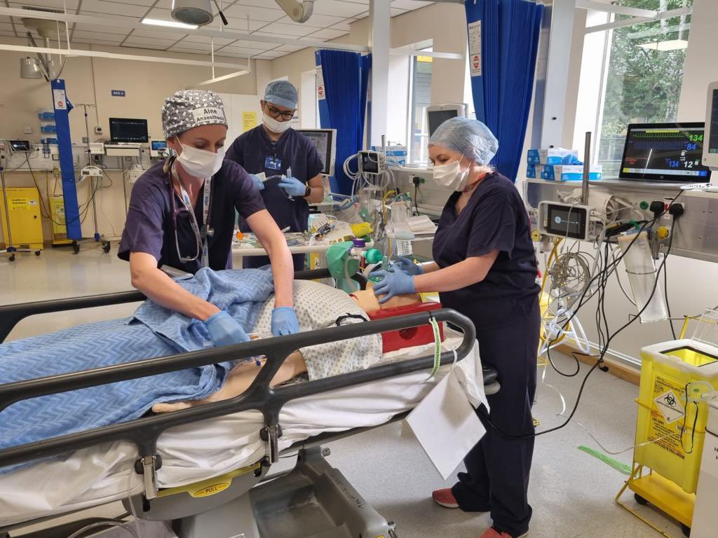 Our NCHDs took charge for our last sim in #SJH this 6/12 &amp; put <a href="/SweeneyTess/">Teresa Sweeney</a> &amp; <a href="/AineCafferkey/">Aine Cafferkey</a> through their paces with a neck stabbing who required FONA &amp; a finger thoracostomy/ICD. 
Looking forward to lots more sim with our new NCHDs #teamwork  <a href="/jennyporterSJH/">Jenny Porter</a> <a href="/dr_sarwani/">Nada Sarwani</a>