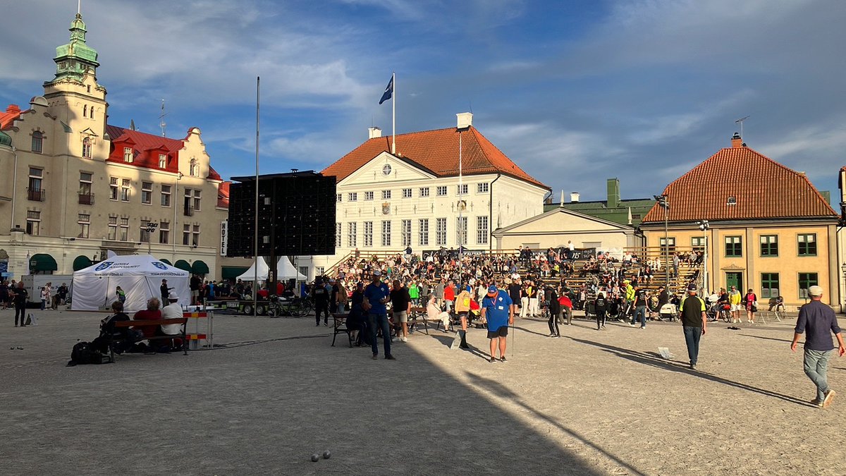 Kalmar är invaderat av SM i boule. Massor av boulebanor på torget vid domkyrkan och på alla gågator.